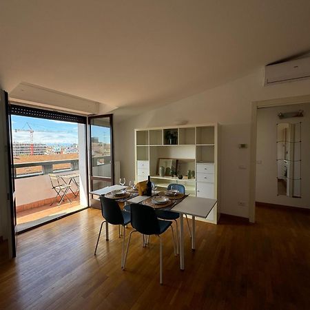 Appartamento Isola- Attico Con Balcone Милано Екстериор снимка