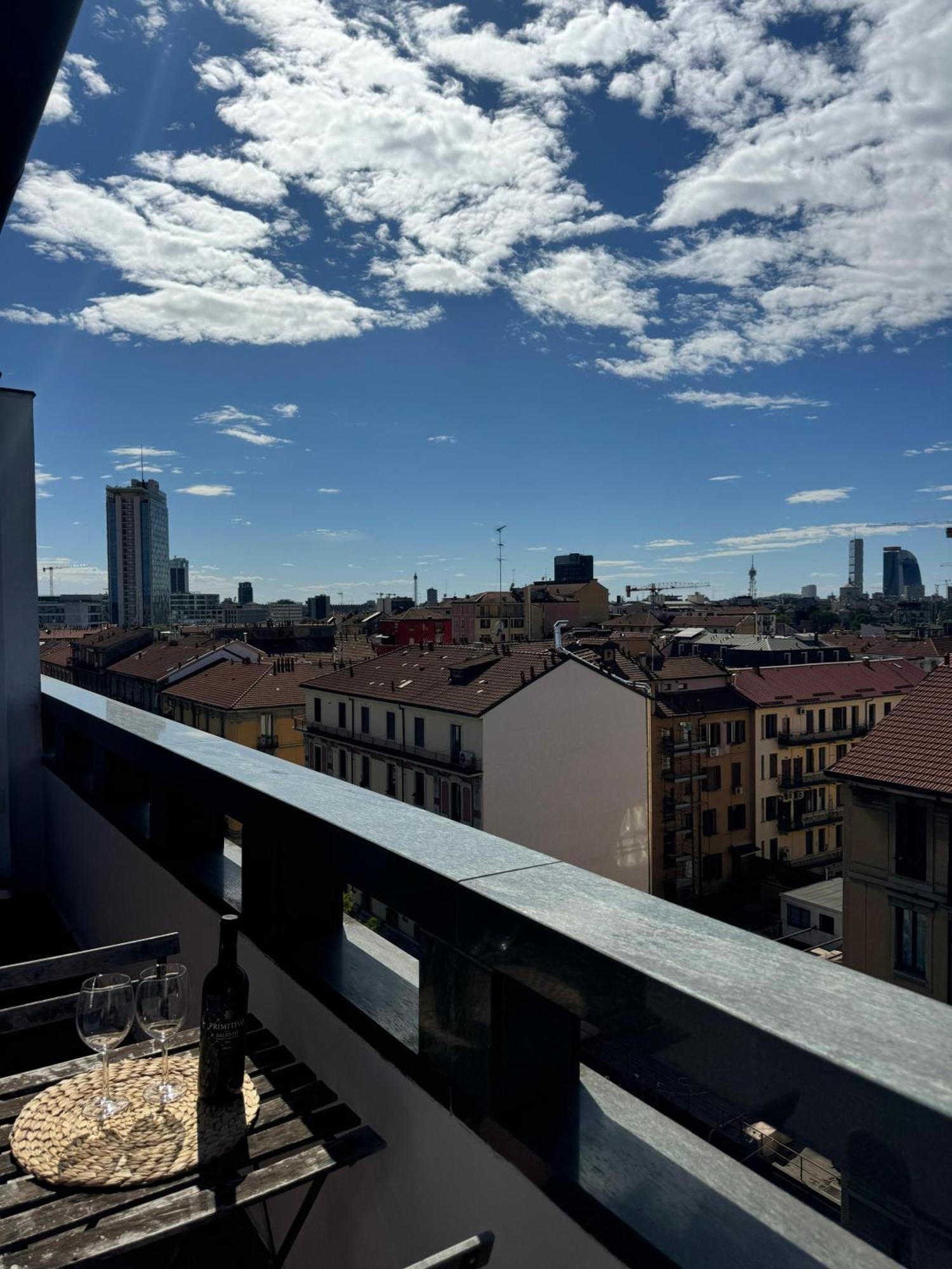 Appartamento Isola- Attico Con Balcone Милано Екстериор снимка