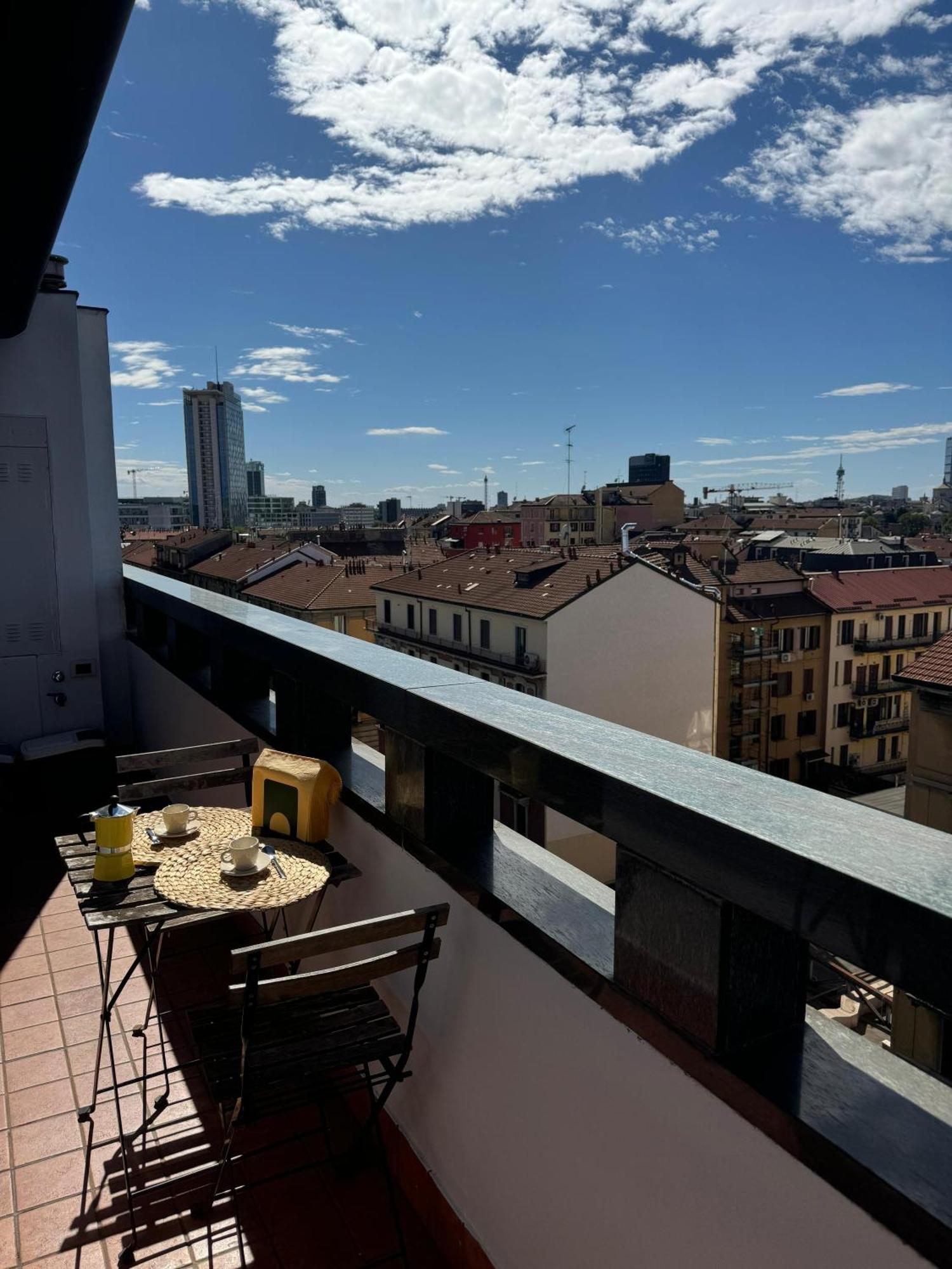 Appartamento Isola- Attico Con Balcone Милано Екстериор снимка