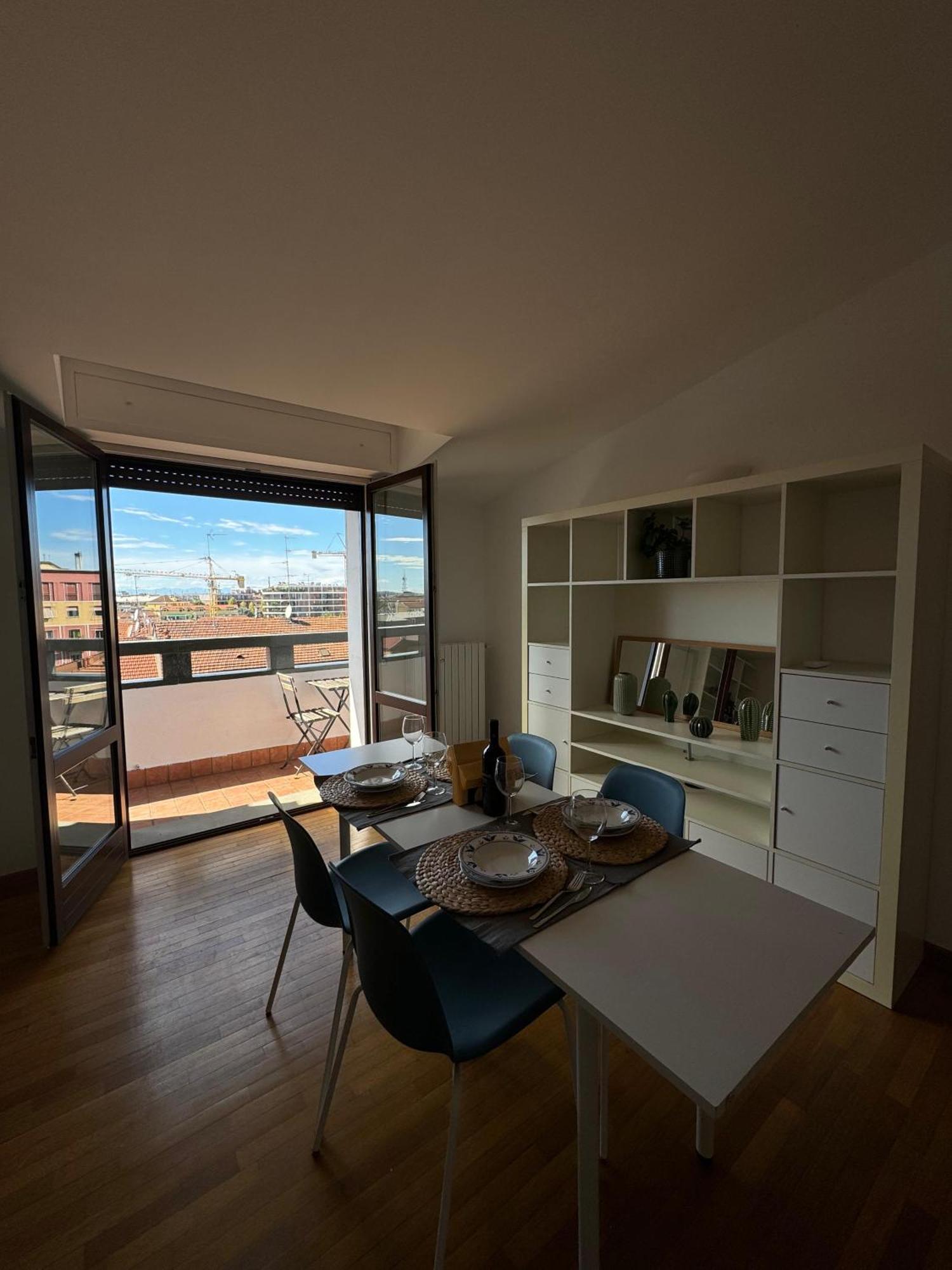 Appartamento Isola- Attico Con Balcone Милано Екстериор снимка