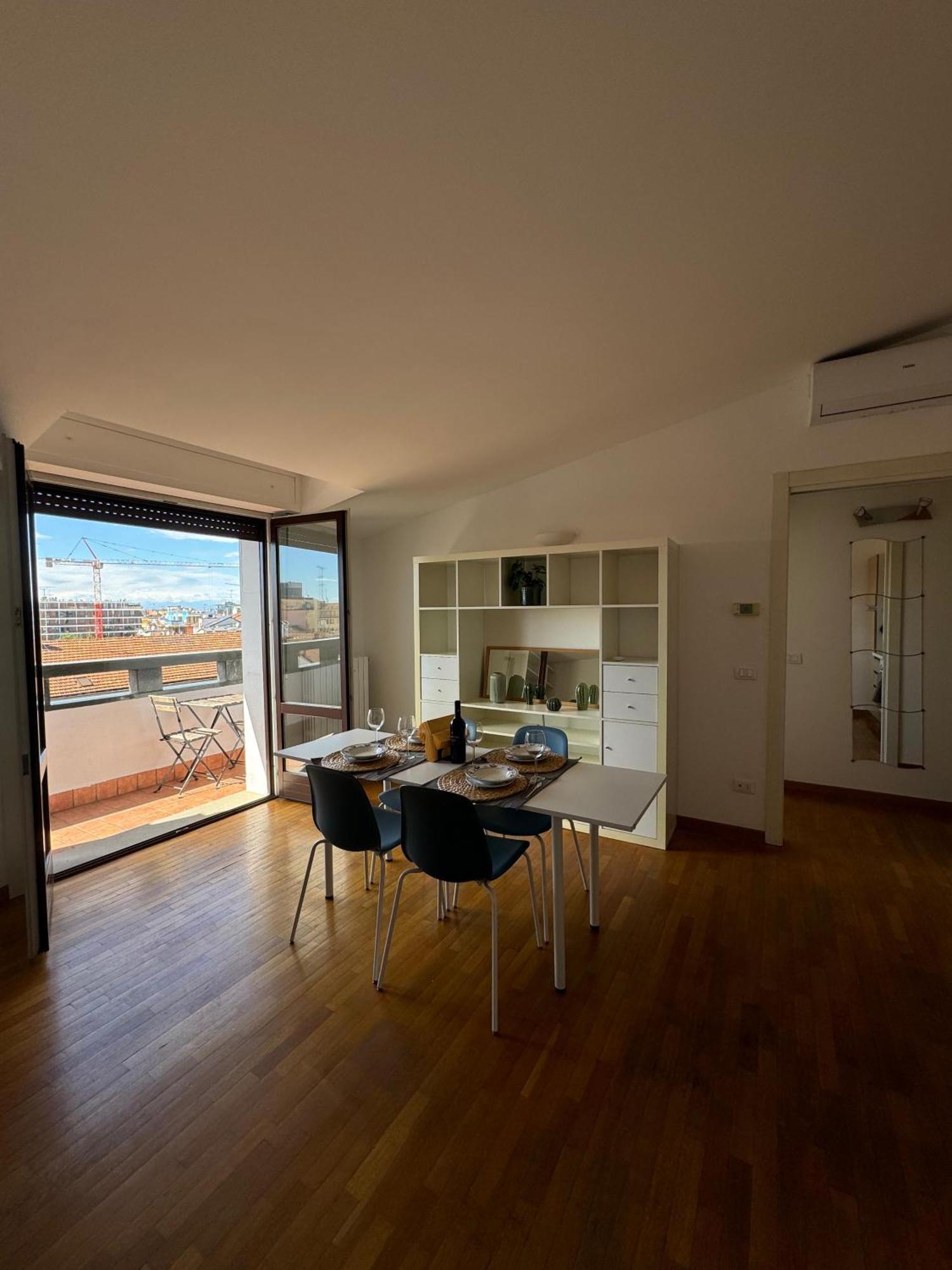 Appartamento Isola- Attico Con Balcone Милано Екстериор снимка